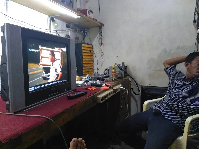 Ruslan Service Tv: Jantung Nadi Bisnis Lokal Cilacap yang Tak Pernah Padam